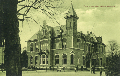 7567 Gezicht op de voor- en linkerzijde van het nieuwe gemeentehuis (Laanstraat 1) te Baarn uit het noordoosten.